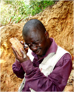 Geologist Oscar glassing rock for visible gold / Gblita