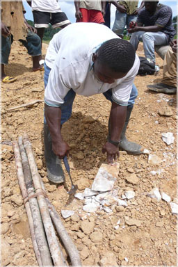 Geologist collects samples of quartz considered waste / Jolodah Mine Site